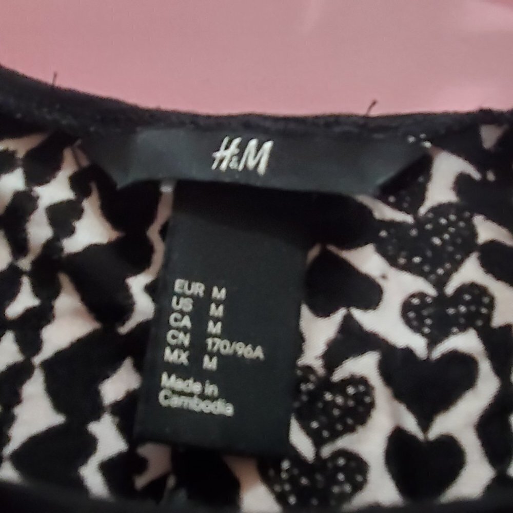 🖤 H&M Black White Heart Short Sleeve Shirt 🖤 - Picture 3 of 5